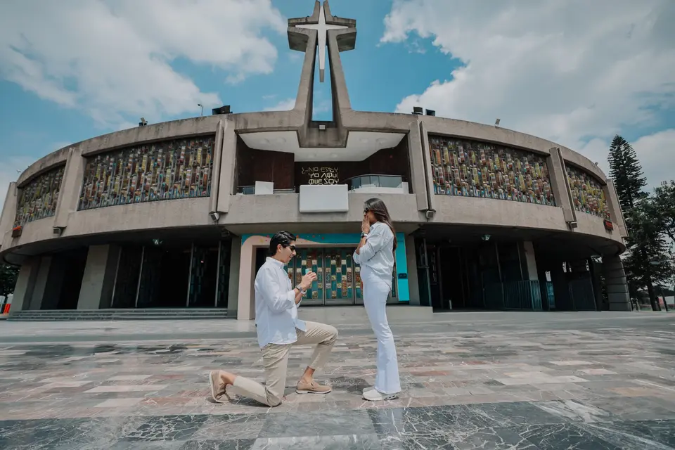 Augusto, de rodilla, le pide matrimonio a Andrea frente a la Basílica de Guadalupe