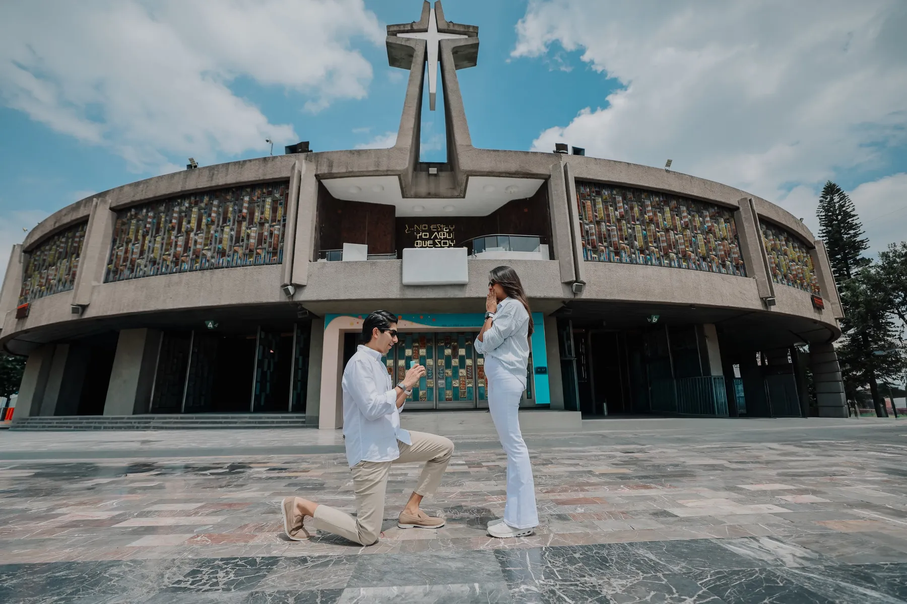 Augusto, de rodilla, le pide matrimonio a Andrea frente a la Basílica de Guadalupe