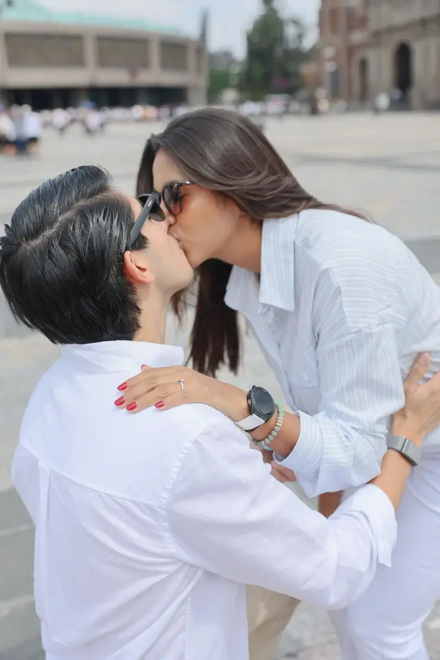 Un beso; Andrea lleva gafas de sol