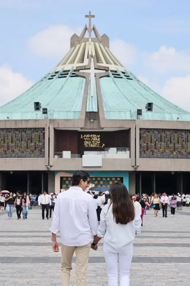 Caminan tomados de la mano hacia la Basílica
