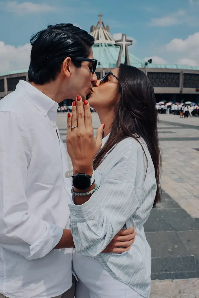 Un beso; Andrea muestra el anillo en su mano