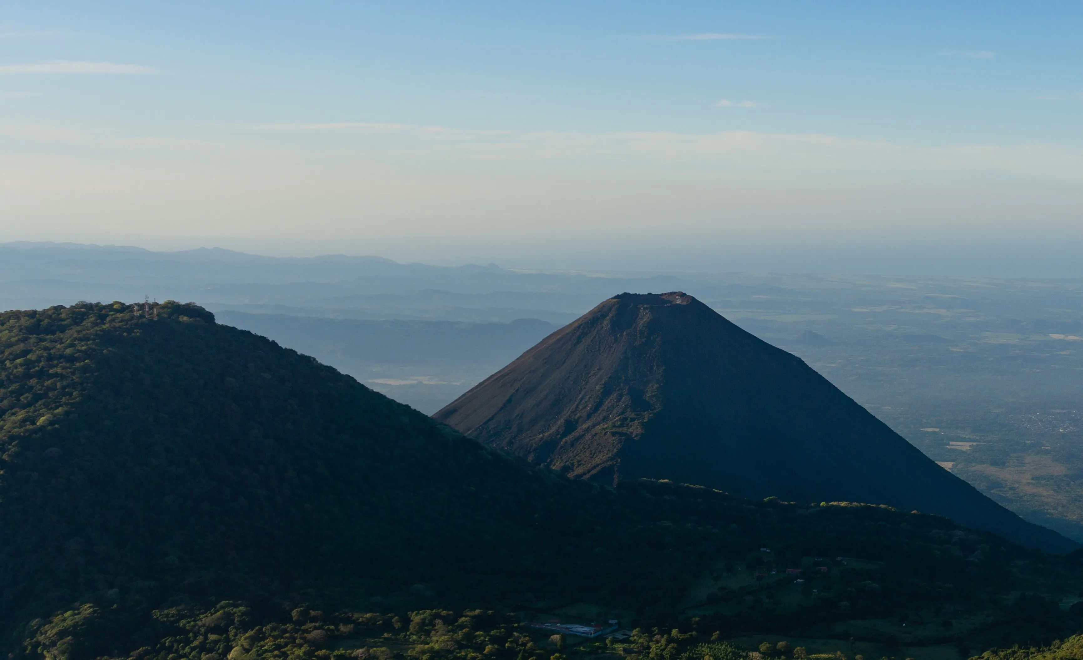 El volcán de Izalco visto desde el Cerro Verde, con el bosque en primer plano